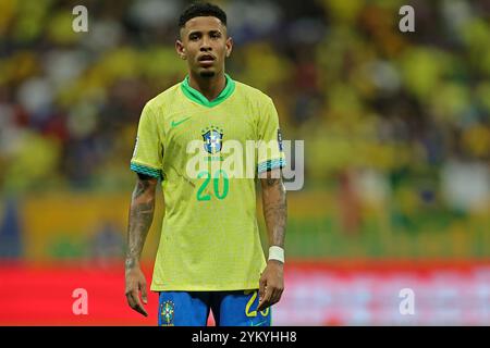 Salvador, Brasilien. November 2024. Savinho aus Brasilien sieht sich während des Spiels zwischen Brasilien und Uruguay am 19. November 2024 in der Arena Fonte Nova Stadium in Salvador, Brasilien, um die 12. Runde der Qualifikationsspiele zur FIFA 2026 zu gewinnen. Foto: Heuler Andrey/DiaEsportivo/Alamy Live News Credit: DiaEsportivo/Alamy Live News Stockfoto