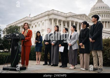 Washington, Usa. November 2024. Die ehemalige Repräsentantin des Hauses Nancy Pelosi und der republikanische Repräsentant Chris Smith nahmen am 19. November 2024 an einer Kundgebung zur Unterstützung des demokratischen Gerichtsverfahrens in Hongkong 47 in Capitol Hill in Washington DC Teil. Das Gericht in Hongkong hat 45 pro-demokratische Persönlichkeiten zu vier bis zehn Jahren Gefängnis verurteilt, in der größten nationalen Sicherheitsstrafanzeige der Stadt seit der Einführung des Gesetzes im Jahr 2020. (Foto: May Yeung/SOPA Images/SIPA USA) Credit: SIPA USA/Alamy Live News Stockfoto
