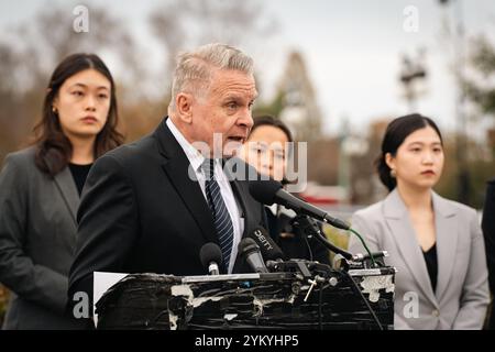 Washington, Usa. November 2024. Der republikanische Rep. Chris Smith nahm am 19. November 2024 an einer Kundgebung zur Unterstützung der HK 47 in Capitol Hill in Washington, DC Teil. Das Oberste Gericht in Hongkong verurteilte am Dienstag 45 führende demokraten zu Haftstrafen von bis zu 10 Jahren, was Kritiker als schweren Schlag für die Rechtsstaatlichkeit des Finanzzentrums bezeichnen. (Foto: May Yeung/SOPA Images/SIPA USA) Credit: SIPA USA/Alamy Live News Stockfoto