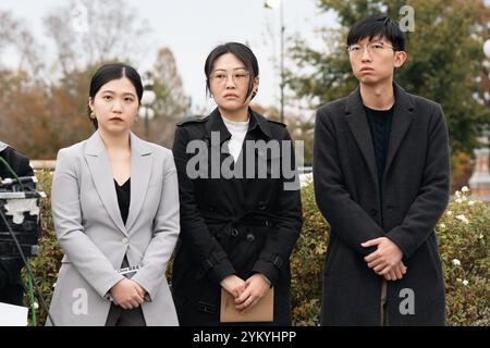 Washington, Usa. November 2024. Am 19. November 2024 nahmen Anna Kwok, Carmen Lau und Sunny Cheung an einer Kundgebung Teil, um Hongkong 47 in Washington DC zu unterstützen. Das Gericht in Hongkong hat 45 pro-demokratische Persönlichkeiten zu vier bis zehn Jahren Gefängnis verurteilt, in der größten nationalen Sicherheitsstrafanzeige der Stadt seit der Einführung des Gesetzes im Jahr 2020. (Foto: May Yeung/SOPA Images/SIPA USA) Credit: SIPA USA/Alamy Live News Stockfoto