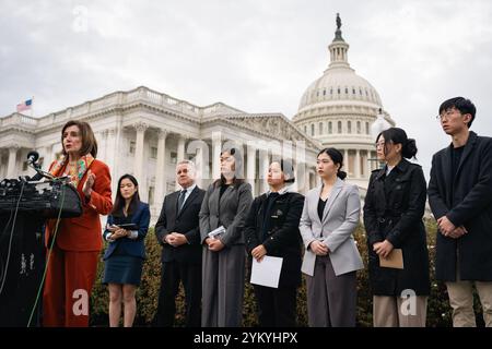 Washington, Usa. November 2024. Die ehemalige Repräsentantin des Repräsentantenhauses Nancy Pelosi und der republikanische Rep. Chris Smith nahmen an einer Kundgebung zur Unterstützung von Hongkong Teil 47 am 19. November 2024 hat ein Gericht in Hongkong 45 pro-demokratische Persönlichkeiten zu vier bis zehn Jahren Gefängnis verurteilt, in der größten nationalen Sicherheitsanwaltschaft der Stadt seit der Einführung des Gesetzes im Jahr 2020. (Foto: May Yeung/SOPA Images/SIPA USA) Credit: SIPA USA/Alamy Live News Stockfoto