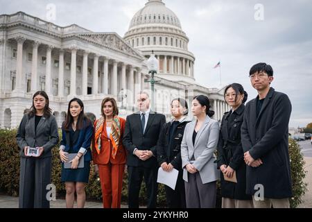Washington, Usa. November 2024. Die ehemalige Repräsentantin des Hauses Nancy Pelosi und der republikanische Repräsentant Chris Smith nahmen am 19. November 2024 an einer Kundgebung zur Unterstützung des demokratischen Gerichtsverfahrens in Hongkong 47 in Capitol Hill in Washington DC Teil. Das Gericht in Hongkong hat 45 pro-demokratische Persönlichkeiten zu vier bis zehn Jahren Gefängnis verurteilt, in der größten nationalen Sicherheitsstrafanzeige der Stadt seit der Einführung des Gesetzes im Jahr 2020. (Foto: May Yeung/SOPA Images/SIPA USA) Credit: SIPA USA/Alamy Live News Stockfoto