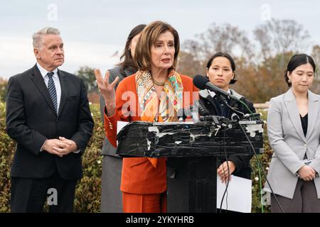 Washington, Usa. November 2024. Die ehemalige Repräsentantin des Hauses Nancy Pelosi und der republikanische Repräsentant Chris Smith nahmen am 19. November 2024 an einer Kundgebung zur Unterstützung des demokratischen Gerichtsverfahrens in Hongkong 47 in Capitol Hill in Washington DC Teil. Das Gericht in Hongkong hat 45 pro-demokratische Persönlichkeiten zu vier bis zehn Jahren Gefängnis verurteilt, in der größten nationalen Sicherheitsstrafanzeige der Stadt seit der Einführung des Gesetzes im Jahr 2020. (Foto: May Yeung/SOPA Images/SIPA USA) Credit: SIPA USA/Alamy Live News Stockfoto
