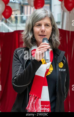 Susan Vardon, National Director, Right to Play, nimmt an der Vorstellung der Light the World Giving Machine im Eaton Centre in Toronto Teil. Die Light the World Giving Automaten sind interaktive Verkaufsautomaten, die es Menschen ermöglichen, wohltätige Spenden zu tätigen, indem sie Gegenstände wie Mahlzeiten, Schulbedarf oder medizinische Versorgung für Bedürftige „kaufen“. Sie werden von der Kirche Jesu Christi der Heiligen der Letzten Tage betrieben und während der Feiertage an ausgewählten Orten weltweit eingerichtet, um zu Akten der Freundlichkeit und Großzügigkeit zu inspirieren. (Foto: Shawn Goldberg/SOPA Images/SIPA USA) Stockfoto