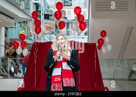 Christine Hogarth, MPP von Etobicoke Lakeshore, nimmt an der Light the World Giving Machine im Eaton Centre in Toronto Teil. Die Light the World Giving Automaten sind interaktive Verkaufsautomaten, die es Menschen ermöglichen, wohltätige Spenden zu tätigen, indem sie Gegenstände wie Mahlzeiten, Schulbedarf oder medizinische Versorgung für Bedürftige „kaufen“. Sie werden von der Kirche Jesu Christi der Heiligen der Letzten Tage betrieben und während der Feiertage an ausgewählten Orten weltweit eingerichtet, um zu Akten der Freundlichkeit und Großzügigkeit zu inspirieren. (Foto: Shawn Goldberg/SOPA Images/SIPA USA) Stockfoto
