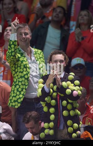 Malaga, Spanien. November 2024. Die Fans der Niederlande jubeln während des Viertelfinales zwischen Spanien und den Niederlanden beim Davis Cup Finals-Tennisturnier in Malaga, Spanien, 19. November 2024. Quelle: Meng Dingbo/Xinhua/Alamy Live News Stockfoto