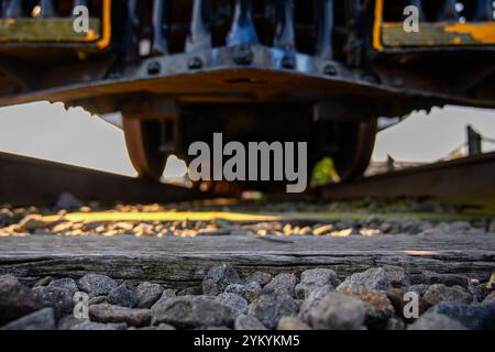 Ansicht eines Eisenbahnzugs und der Räder beim Überqueren auf Gleisebene Stockfoto