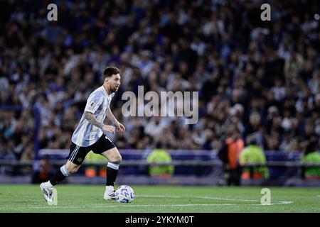 Buenos Aires, Argentinien - 19. November 2024: Argentinien siegte mit einem entscheidenden Tor von Lautaro Martinez über Peru und sicherte sich am Ende des Jahres seine Position als Anführer der Südamerikanischen WM-Qualifikation. Mit Lionel Messi, Torhüter Emiliano „Dibu“ Martinez und anderen Starspielern auf dem Feld verfolgte Cheftrainer Lionel Scaloni eine Offensive, die sich in der zweiten Halbzeit auszahlte. Das Team freut sich nun auf die Wiederaufnahme der Qualifikationsspiele im März. Foto: UNAR Photo / ALAMY News Stockfoto