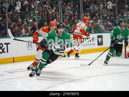 Dallas, Texas, USA. November 2024. Mavrik Bourque #22 der Dallas Stars, die während des regulären Saisonspiels der NHL im American Airlines Center auf dem Eis gegen Anaheim Ducks startete. Endergebnis Dallas Stars 2 - 4 Anaheim Ducks. Am 18. November 2024 in Dallas, Texas. (Kreditbild: © Javier Vicencio/eyepix via ZUMA Press Wire) NUR REDAKTIONELLE VERWENDUNG! Nicht für kommerzielle ZWECKE! Stockfoto