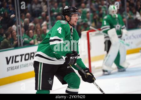 Dallas, Texas, USA. November 2024. Miro Heiskanen #4 der Dallas Stars, die während des regulären Saisonspiels der NHL im American Airlines Center auf dem Eis gegen Anaheim Ducks lief. Endergebnis Dallas Stars 2 - 4 Anaheim Ducks. Am 18. November 2024 in Dallas, Texas. (Kreditbild: © Javier Vicencio/eyepix via ZUMA Press Wire) NUR REDAKTIONELLE VERWENDUNG! Nicht für kommerzielle ZWECKE! Stockfoto