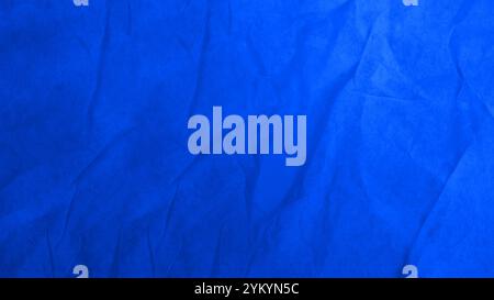 Zerknittertes, zerrissenes und altes blaues Papier. Dunkelblaues Papier zerknittert. Zerknitterter Hintergrund mit dunkelblauer Papierstruktur. Papierstruktur. Dunkelblaue zerknitterte Textur Stockfoto