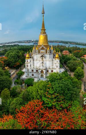 26. März 2024 – Bezirk 9, Ho-Chi-Minh-Stadt: Die Buu-Long-Pagode ist ein Tempel mit einer Kombination aus thailändischer, indischer und vietnamesischer Kultur. Stockfoto