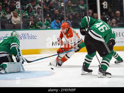 Dallas, Usa. November 2024. Cutter Gauthier #61 von Anaheim Ducks Skating With the Puck gegen Dallas Stars während des regulären NHL-Saisonspiels im American Airlines Center. Endergebnis Dallas Stars 2 - 4 Anaheim Ducks. Am 18. November 2024 in Dallas, Texas. (Foto: Javier Vicencio/Eyepix Group/SIPA USA) Credit: SIPA USA/Alamy Live News Stockfoto