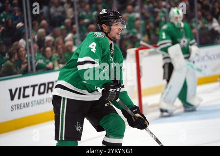 Dallas, Usa. November 2024. Miro Heiskanen #4 der Dallas Stars, die während des regulären Saisonspiels der NHL im American Airlines Center auf dem Eis gegen Anaheim Ducks lief. Endergebnis Dallas Stars 2 - 4 Anaheim Ducks. Am 18. November 2024 in Dallas, Texas. (Foto: Javier Vicencio/Eyepix Group/SIPA USA) Credit: SIPA USA/Alamy Live News Stockfoto