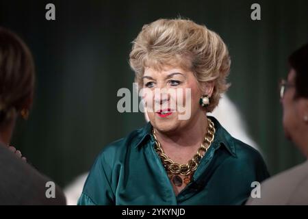 Austin, Tx, USA. November 2024. GERALDINE BYRNE NASON, Botschafterin Irlands in den Vereinigten Staaten, spricht am 19. November 2024 vor der jährlich von der Lyndon Baines Johnson (LBJ) Library in Austin, Texas, gesponserten Women in Leadership-Serie. Nason, das von der Journalistin Corrie Maclaggan interviewt wurde (nicht gezeigt), äußerte bewachten Optimismus, dass er nächstes Jahr mit einer neuen US-Regierung in Handelsfragen zusammenarbeiten muss. (Kreditbild: © Bob Daemmrich/ZUMA Press Wire) NUR REDAKTIONELLE VERWENDUNG! Nicht für kommerzielle ZWECKE! Stockfoto