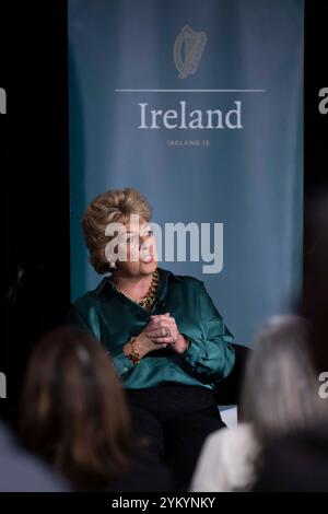 Austin, Tx, USA. November 2024. GERALDINE BYRNE NASON, Botschafterin Irlands in den Vereinigten Staaten, spricht am 19. November 2024 vor der jährlich von der Lyndon Baines Johnson (LBJ) Library in Austin, Texas, gesponserten Women in Leadership-Serie. Nason, das von der Journalistin Corrie Maclaggan interviewt wurde (nicht gezeigt), äußerte bewachten Optimismus, dass er nächstes Jahr mit einer neuen US-Regierung in Handelsfragen zusammenarbeiten muss. (Kreditbild: © Bob Daemmrich/ZUMA Press Wire) NUR REDAKTIONELLE VERWENDUNG! Nicht für kommerzielle ZWECKE! Stockfoto