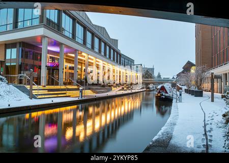 Kanalboote auf dem Oxford-Kanal im Schnee bei Sonnenaufgang. Banbury, Castle Quay Waterfront. Banbury, Oxfordshire, England Stockfoto