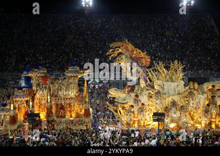 Rio De Janeiro, Brasilien. Februar 2024. Die Samba-Schule von Portela zieht während des Karnevals durch das Sambodrom in Rio de Janeiro, Brasilien. Die präsivsten Samba-Schulen parierten am 12. Februar. Der Karneval in Rio de Janeiro in Brasilien gilt jedes Jahr als der größte der Welt, mit rund zwei Millionen Menschen auf den Straßen. Die offizielle Karnevalsparade im Sambodrom von Rio de Janeiro im Jahr 2024 zollte den indigenen Völkern und der afro-brasilianischen Kultur Tribut und erinnerte an Brasiliens Sklaverei-Erbe. Quelle: SOPA Images Limited/Alamy Live News Stockfoto