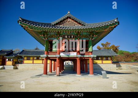 Yangyang County, Südkorea - 3. November 2024: Der Binilru Pavillon am Naksansa Tempel, ein eindrucksvolles Beispiel traditioneller koreanischer Architektur mit Stockfoto