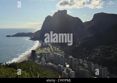 Die Klippe Pedra da Gavea in Rio de Janeiro, Brasilien, ist vom Hügel Dois Irmãos (zwei Brüder) aus zu sehen. Stockfoto