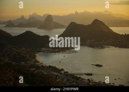 Guanabara Bay und Rio de Janeiro werden bei Sonnenuntergang vom Stadtpark in Niterói, gegenüber Rio de Janeiro, Brasilien, gesehen. (Foto: Apolline Guillerot-Malick/SOPA Images/SIPA USA) Credit: SIPA USA/Alamy Live News Stockfoto