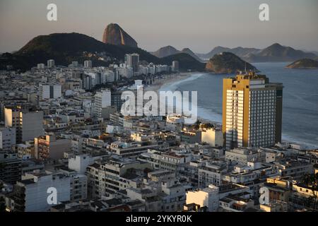 Rio De Janeiro, Brasilien. Mai 2024. Copacabana Beach, Rio de Janeiro, Brasilien, wird bei Sonnenuntergang gesehen. (Foto: Apolline Guillerot-Malick/SOPA Images/SIPA USA) Credit: SIPA USA/Alamy Live News Stockfoto