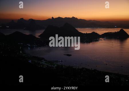 Guanabara Bay und Rio de Janeiro werden bei Sonnenuntergang vom Stadtpark in Niterói, gegenüber Rio de Janeiro, Brasilien, gesehen. (Foto: Apolline Guillerot-Malick/SOPA Images/SIPA USA) Credit: SIPA USA/Alamy Live News Stockfoto