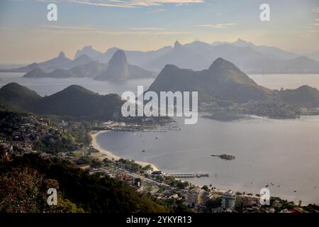 Die Bucht von Guanabara und Rio de Janeiro sind vom Stadtpark in Niterói, gegenüber Rio de Janeiro, Brasilien, zu sehen. (Foto: Apolline Guillerot-Malick/SOPA Images/SIPA USA) Credit: SIPA USA/Alamy Live News Stockfoto