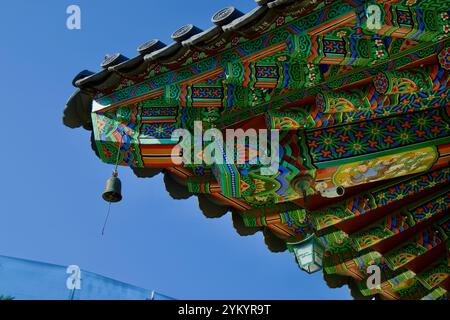 Yangyang County, Südkorea - 3. November 2024: Die kunstvollen, farbenfrohen Traufe eines traditionellen koreanischen Tempeldaches in Naksansa zeigen kompliziertes Handwerk Stockfoto