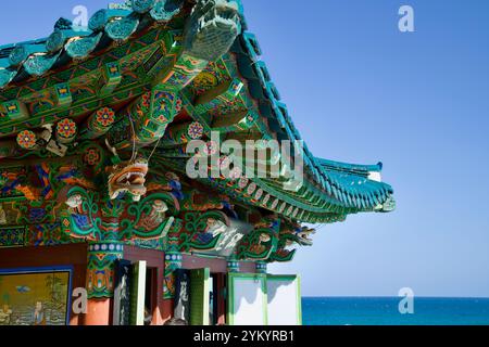 Yangyang County, Südkorea - 3. November 2024: Das aufwändig dekorierte Dach der Hongnyeonam Eremitage im Naksansa Tempel mit lebhaftem Danceo Stockfoto