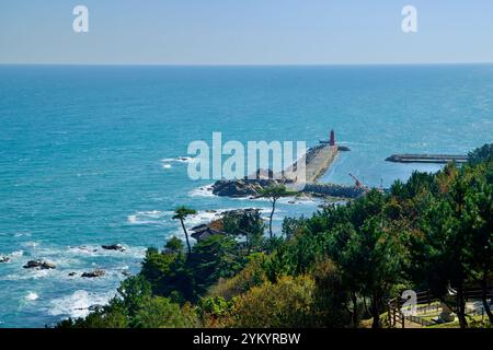 Yangyang County, Südkorea - 3. November 2024: Ein malerischer Blick von der Aussichtsplattform in der Nähe der Avalokitesvara Statue mit Meerwasser, die Na zeigt Stockfoto