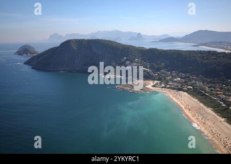 Rio De Janeiro, Rj, Brasilien. Juni 2024. NiterÃ³i Strand Itacoatiara, Brasilien, mit Rio de Janeiro im Hintergrund sind abgebildet. (Credit Image: © Apolline Guillerot-Malick/SOPA Images via ZUMA Press Wire) NUR REDAKTIONELLE VERWENDUNG! Nicht für kommerzielle ZWECKE! Stockfoto