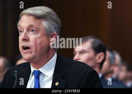 Washington, Usa. November 2024. US-Senator Roger Marshall (Republikaner von Kansas) spricht bei den Anhörungen des Senate Judiciary Committee, um den Bruch des Visa-Mastercard-Duopols zu untersuchen. Washington, DC, USA, 19. November 2024. Foto: Mattie Neretin/CNP/ABACAPRESS. COM Credit: Abaca Press/Alamy Live News Stockfoto