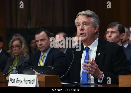 Washington, Usa. November 2024. US-Senator Roger Marshall (Republikaner von Kansas) spricht bei den Anhörungen des Senate Judiciary Committee, um den Bruch des Visa-Mastercard-Duopols zu untersuchen. Washington, DC, USA, 19. November 2024. Foto: Mattie Neretin/CNP/ABACAPRESS. COM Credit: Abaca Press/Alamy Live News Stockfoto