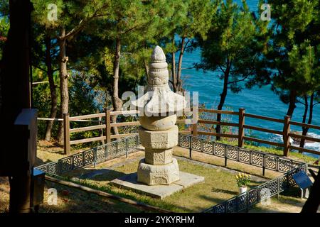 Yangyang County, Südkorea - 3. November 2024: Das Meerwasser Avalokiteśvara Stupa steht ruhig nahe der Ostsee am Naksansa Tempel, eingerahmt von p Stockfoto