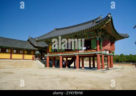 Yangyang County, Südkorea - 3. November 2024: Seitenansicht des Binilru Pavillons am Naksansa Tempel, mit Blick auf seine erhöhte Struktur, die Vibran Stockfoto