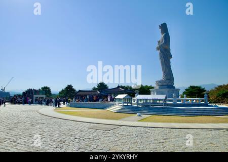 Yangyang County, Südkorea - 3. November 2024: Eine geschäftige Szene im Naksansa Tempel mit dem Seitenprofil des Meerwasserstatu Avalokitesvara Stockfoto