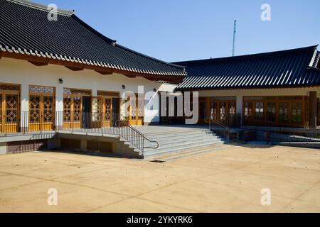 Yangyang County, Südkorea - 3. November 2024: Die moderne Residenz des Tempels im Naksansa Tempel, kombiniert traditionelle koreanische Architektur Stockfoto