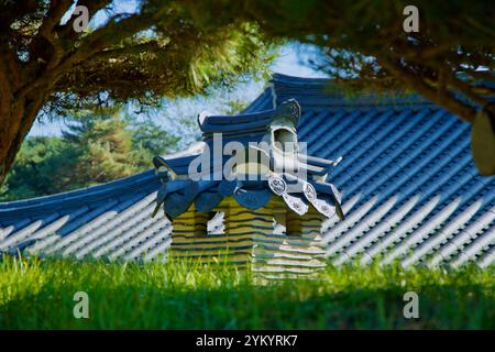 Yangyang County, Südkorea - 3. November 2024: Ein traditioneller koreanischer Schornstein am Naksansa Tempel, mit komplizierten Fliesen und umgeben von Stift Stockfoto