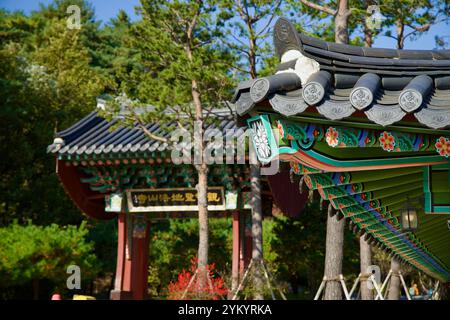 Yangyang County, Südkorea - 3. November 2024: Ein detaillierter Blick auf das aufwändig bemalte Eingangstor zum Naksansa Tempel, mit traditioneller Darstellung Stockfoto