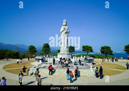 Yangyang County, Südkorea - 3. November 2024: Die Avalokitesvara-Statue aus dem Meerwasser steht als heiliges und ikonisches Symbol im Naksansa-Tempel in der Umgebung Stockfoto