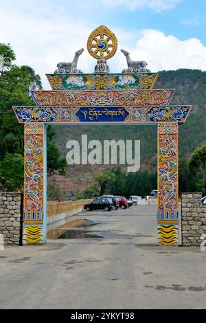 Teilblick auf den Punakha Dzong, auch bekannt als Pungtang Dechen Photrang Dzong, befindet sich im Punakha-Wangdue-Tal, Punakha, Bhutan Stockfoto