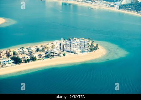 Nahansicht von Luxushäusern und Villen auf den Palm jumeirah Inseln, Urlaubsziel Häuser Immobilien in Dubai Stockfoto