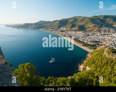 Blick von oben auf Kleopatra und Damlatas Strand vom Schloss Alanya. Die Touristenzentren der Türkei. Mittelmeerküste Alanya, Provinz Antalya, Türkei Stockfoto