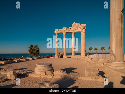 Vormittag am Tempel des Apollo in der antiken Stadt Side. Die historische karische Stadt. Die historischen Wahrzeichen der Türkei. Mittelmeerküste Manavgat Stockfoto