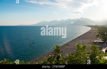 Touristische Mittelmeerküste von Türkiye. Konyaaltı Strand und Nachmittagsblick auf das Taurusgebirge. Herbstsaison. Konyaalti Bezirk, Antalya Stadt Stockfoto