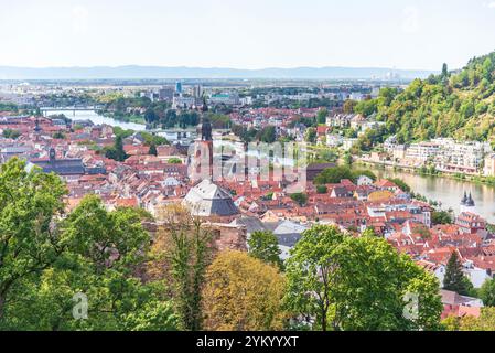 Blick auf die Heidelberger Altstadt vom Schlosspark auf dem Hügel, Heidelberg, Deutschland, 19. August 2022 Stockfoto