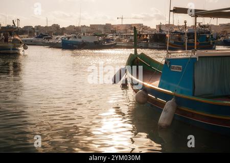 Fischerboote im Hafen von Marsaxlokk, Malta. Traditionelle Fischerboote, bekannt als Luzzu, liegen im Hafen von Marsaxlokk auf der Insel Malta. Stockfoto