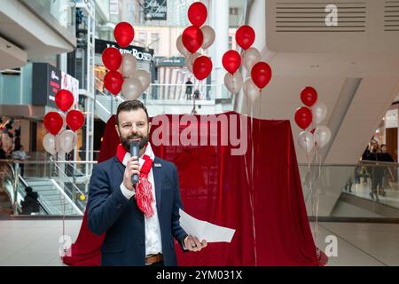 Matthew Capoccia, Philanthropy Manager, Jays Care Foundation, nimmt an der Light the World Giving Machine im Eaton Centre in Toronto Teil. Die Light the World Giving Automaten sind interaktive Verkaufsautomaten, die es Menschen ermöglichen, wohltätige Spenden zu tätigen, indem sie Gegenstände wie Mahlzeiten, Schulbedarf oder medizinische Versorgung für Bedürftige „kaufen“. Sie werden von der Kirche Jesu Christi der Heiligen der Letzten Tage betrieben und während der Feiertage an ausgewählten Orten weltweit eingerichtet, um zu Akten der Freundlichkeit und Großzügigkeit zu inspirieren. Stockfoto