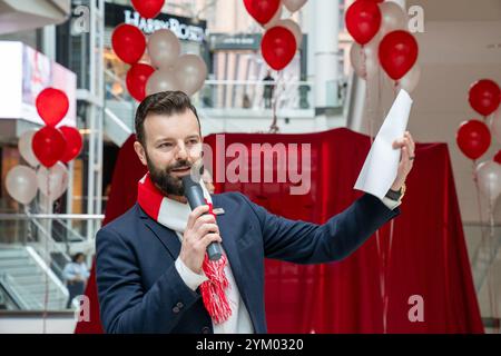 Matthew Capoccia, Philanthropy Manager, Jays Care Foundation, nimmt an der Light the World Giving Machine im Eaton Centre in Toronto Teil. Die Light the World Giving Automaten sind interaktive Verkaufsautomaten, die es Menschen ermöglichen, wohltätige Spenden zu tätigen, indem sie Gegenstände wie Mahlzeiten, Schulbedarf oder medizinische Versorgung für Bedürftige „kaufen“. Sie werden von der Kirche Jesu Christi der Heiligen der Letzten Tage betrieben und während der Feiertage an ausgewählten Orten weltweit eingerichtet, um zu Akten der Freundlichkeit und Großzügigkeit zu inspirieren. Stockfoto